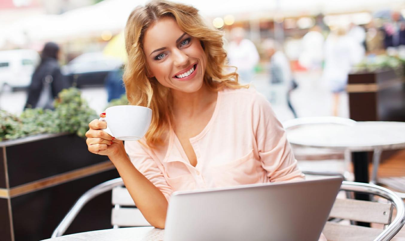 Team aziendale durante sessione di formazione pratica